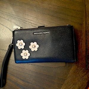 Michael Kors daisy wallet wristlet